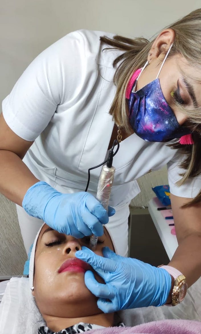 Estudiante realizando cosmetología facial