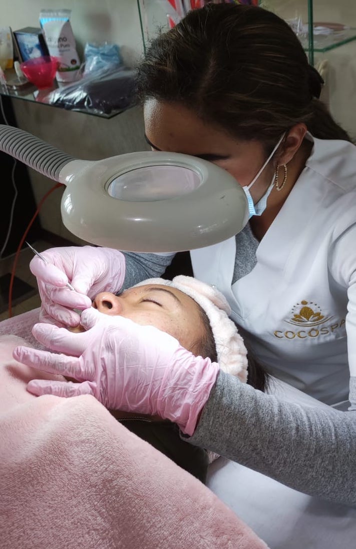 Estudiante realizando un tratamiento de cosmetología facial